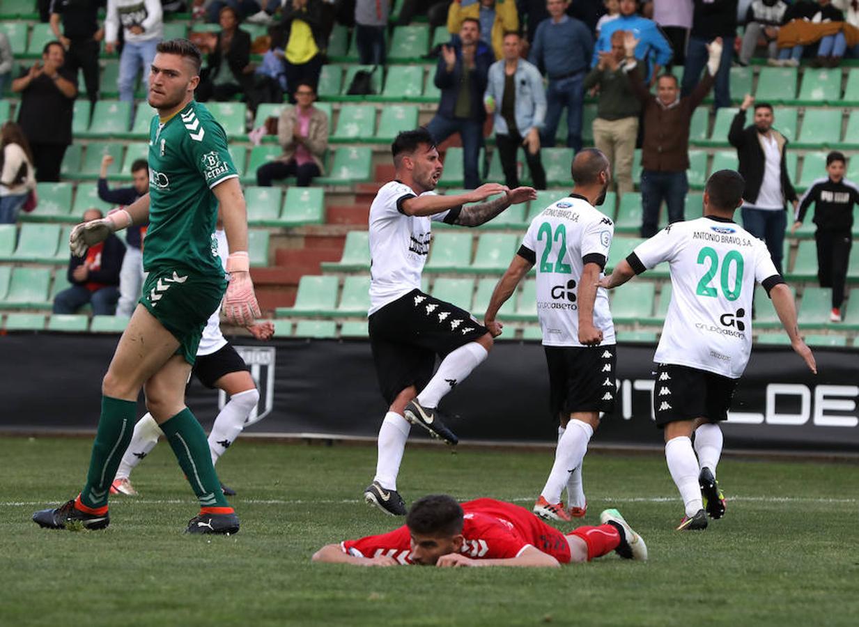 Siguiente parada en el Romano. Tras la visita del Moralo, llegaba el Plasencia. Luego vendrán Cacereño y Coria. Y si ante el Moralo el Mérida manejó el partido pero no encontró el gol, ante el Plasencia el partido fue distinto. Cuando más controló la pelota, menos acierto tuvo en el área. Cuando, en la segunda mitad, el choque se abrió y el Plasencia asomó la cabeza, los atacantes del Mérida marcaron distancia.