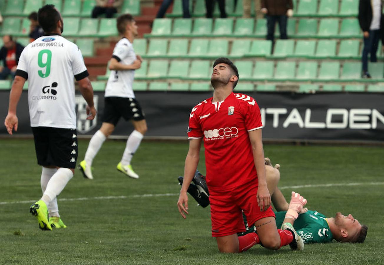 Siguiente parada en el Romano. Tras la visita del Moralo, llegaba el Plasencia. Luego vendrán Cacereño y Coria. Y si ante el Moralo el Mérida manejó el partido pero no encontró el gol, ante el Plasencia el partido fue distinto. Cuando más controló la pelota, menos acierto tuvo en el área. Cuando, en la segunda mitad, el choque se abrió y el Plasencia asomó la cabeza, los atacantes del Mérida marcaron distancia.