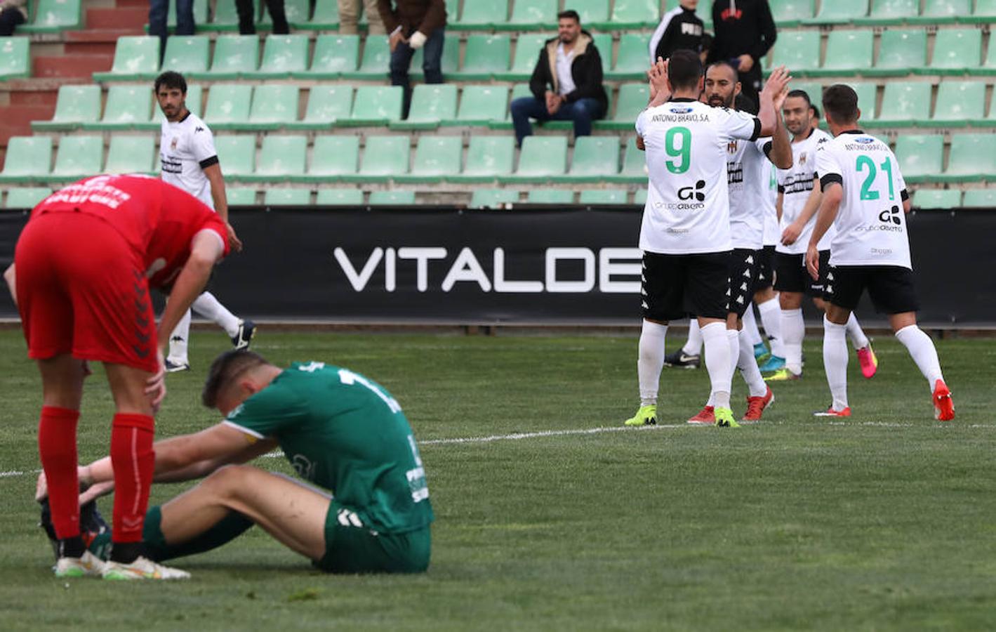 Siguiente parada en el Romano. Tras la visita del Moralo, llegaba el Plasencia. Luego vendrán Cacereño y Coria. Y si ante el Moralo el Mérida manejó el partido pero no encontró el gol, ante el Plasencia el partido fue distinto. Cuando más controló la pelota, menos acierto tuvo en el área. Cuando, en la segunda mitad, el choque se abrió y el Plasencia asomó la cabeza, los atacantes del Mérida marcaron distancia.
