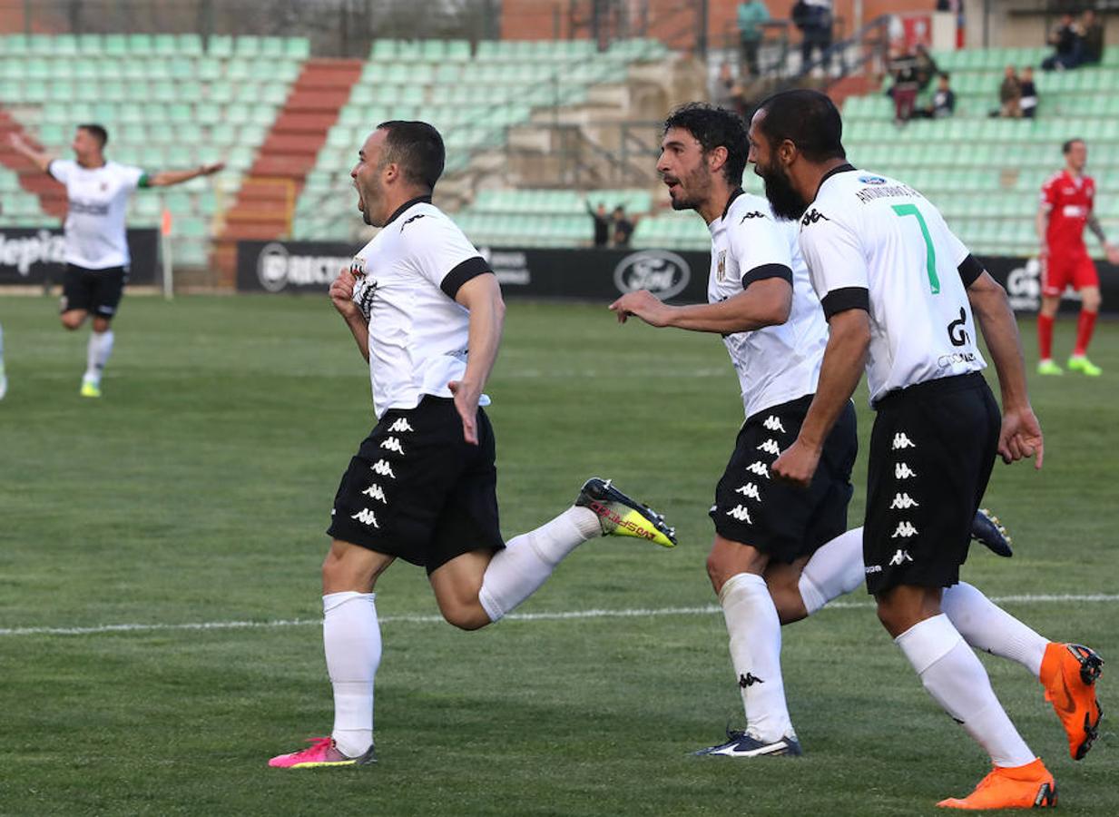 Siguiente parada en el Romano. Tras la visita del Moralo, llegaba el Plasencia. Luego vendrán Cacereño y Coria. Y si ante el Moralo el Mérida manejó el partido pero no encontró el gol, ante el Plasencia el partido fue distinto. Cuando más controló la pelota, menos acierto tuvo en el área. Cuando, en la segunda mitad, el choque se abrió y el Plasencia asomó la cabeza, los atacantes del Mérida marcaron distancia.