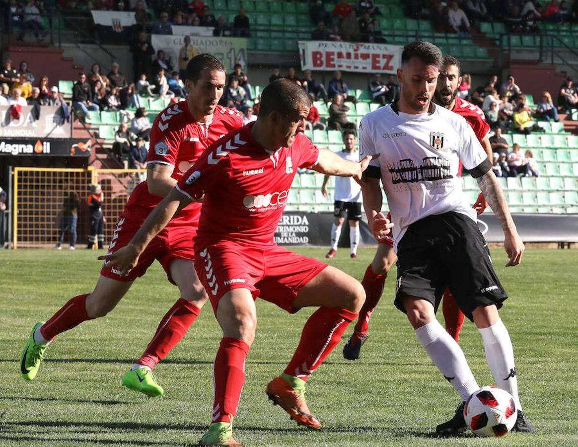 Siguiente parada en el Romano. Tras la visita del Moralo, llegaba el Plasencia. Luego vendrán Cacereño y Coria. Y si ante el Moralo el Mérida manejó el partido pero no encontró el gol, ante el Plasencia el partido fue distinto. Cuando más controló la pelota, menos acierto tuvo en el área. Cuando, en la segunda mitad, el choque se abrió y el Plasencia asomó la cabeza, los atacantes del Mérida marcaron distancia.