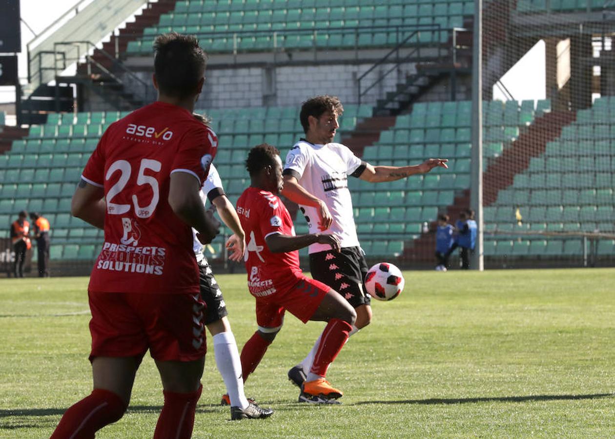 Siguiente parada en el Romano. Tras la visita del Moralo, llegaba el Plasencia. Luego vendrán Cacereño y Coria. Y si ante el Moralo el Mérida manejó el partido pero no encontró el gol, ante el Plasencia el partido fue distinto. Cuando más controló la pelota, menos acierto tuvo en el área. Cuando, en la segunda mitad, el choque se abrió y el Plasencia asomó la cabeza, los atacantes del Mérida marcaron distancia.