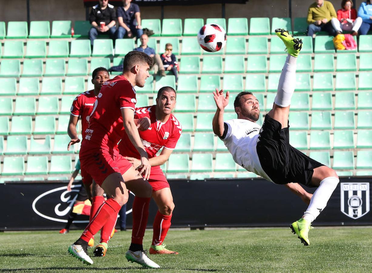 Siguiente parada en el Romano. Tras la visita del Moralo, llegaba el Plasencia. Luego vendrán Cacereño y Coria. Y si ante el Moralo el Mérida manejó el partido pero no encontró el gol, ante el Plasencia el partido fue distinto. Cuando más controló la pelota, menos acierto tuvo en el área. Cuando, en la segunda mitad, el choque se abrió y el Plasencia asomó la cabeza, los atacantes del Mérida marcaron distancia.