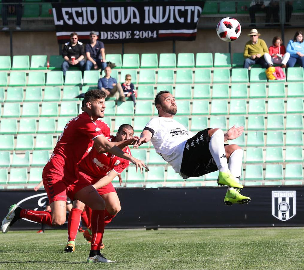 Siguiente parada en el Romano. Tras la visita del Moralo, llegaba el Plasencia. Luego vendrán Cacereño y Coria. Y si ante el Moralo el Mérida manejó el partido pero no encontró el gol, ante el Plasencia el partido fue distinto. Cuando más controló la pelota, menos acierto tuvo en el área. Cuando, en la segunda mitad, el choque se abrió y el Plasencia asomó la cabeza, los atacantes del Mérida marcaron distancia.