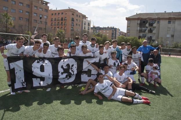 Los juveniles del CD Badajoz celebran el ascenso logrado este domingo ante el Don Bosco. :: pakopí