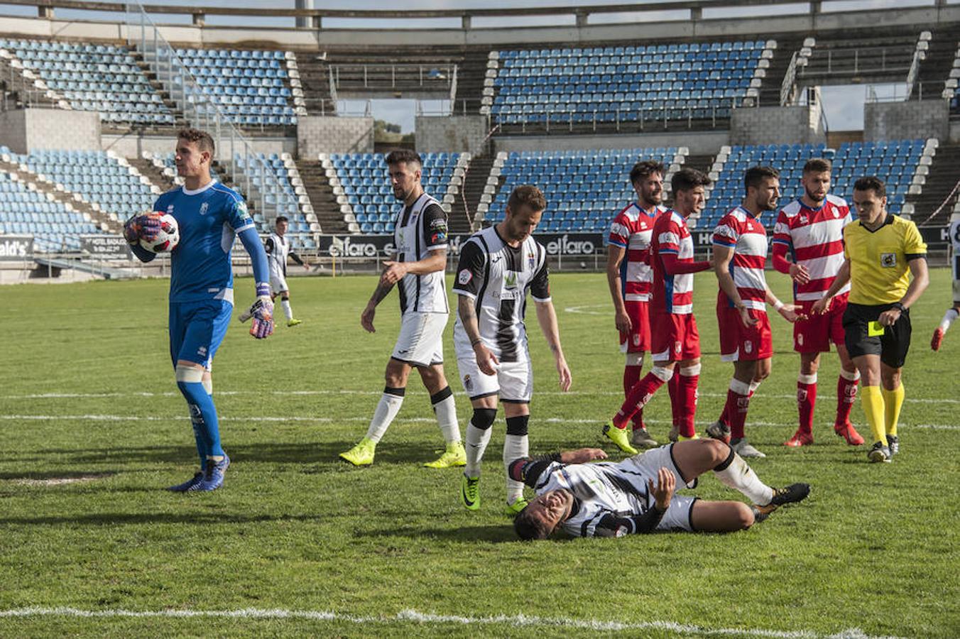 El Badajoz defiende su escasa renta de penalti en un final agónico con uno menos por la expulsión de Petcoff