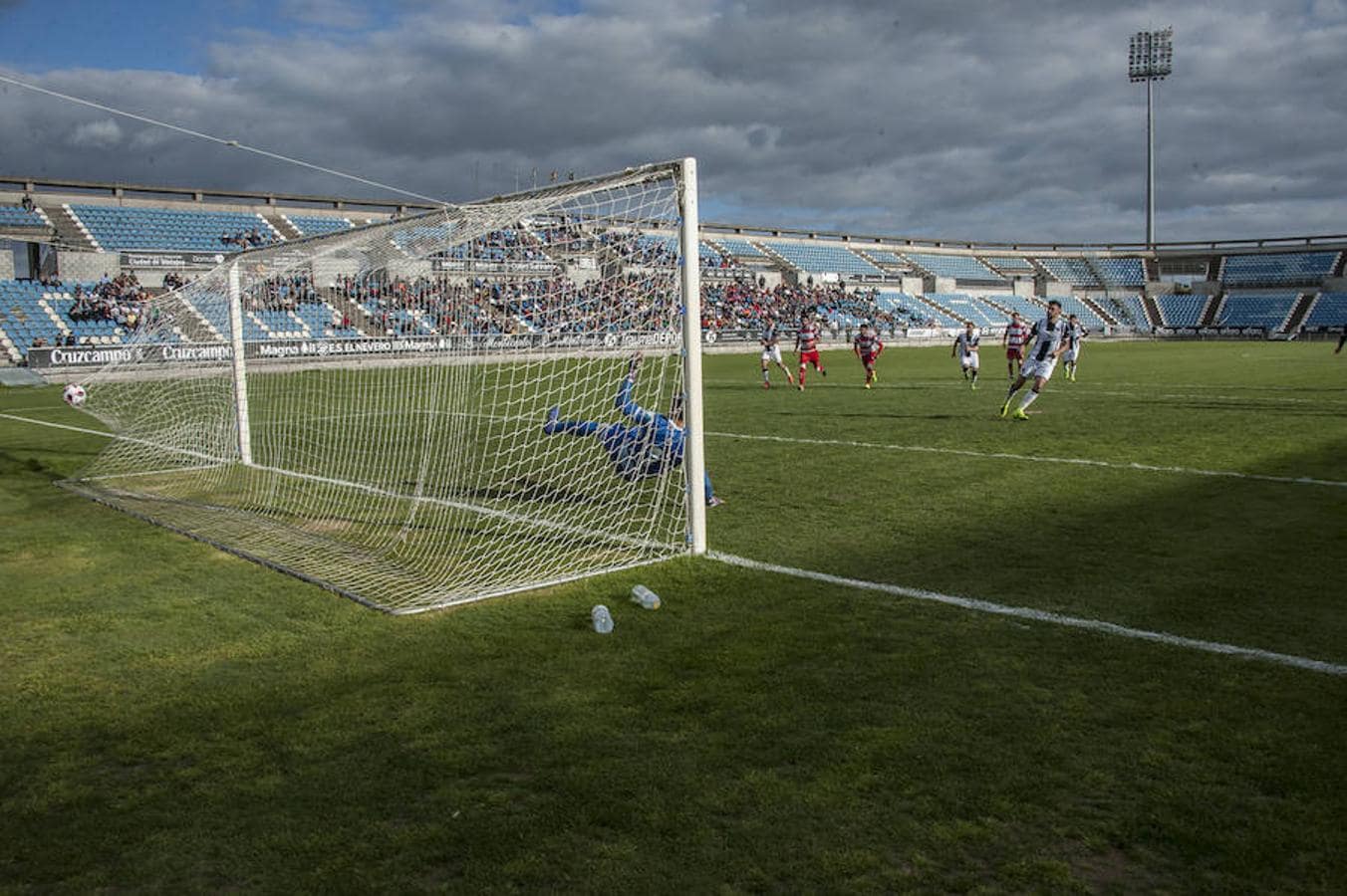 El Badajoz defiende su escasa renta de penalti en un final agónico con uno menos por la expulsión de Petcoff