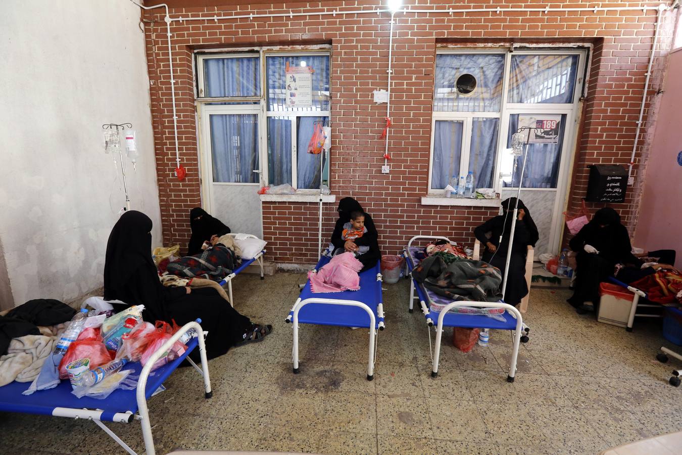 Los yemeníes infectados con cólera reciben tratamiento en un centro de tratamiento de cólera en medio de una nueva ola de epidemia de cólera en Sana'Äôa, Yemen, el 17 de marzo de 2019. Según informes de salud, una nueva ola de brotes de cólera que se propagan rápidamente en Yemen ha afectado a casi 90 miles de personas y causó al menos 130 muertes asociadas desde enero de 2019. La Organización Mundial de la Salud (OMS) ha informado que alrededor de 1 millón de personas en Yemen se han visto afectadas por la epidemia de cólera y más de 2,515 muertes asociadas desde abril de 2017.