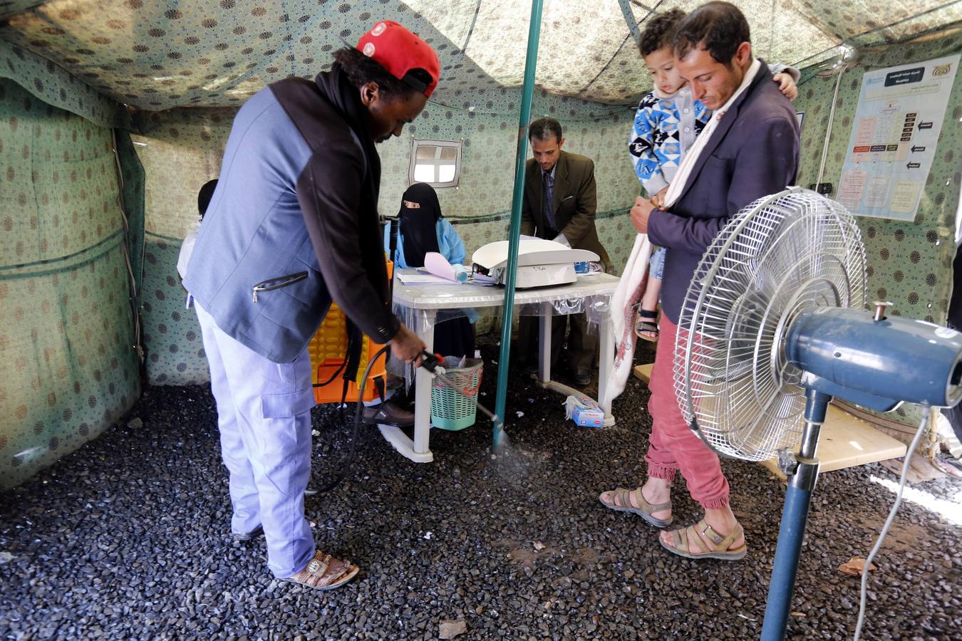 Los yemeníes infectados con cólera reciben tratamiento en un centro de tratamiento de cólera en medio de una nueva ola de epidemia de cólera en Sana'Äôa, Yemen, el 17 de marzo de 2019. Según informes de salud, una nueva ola de brotes de cólera que se propagan rápidamente en Yemen ha afectado a casi 90 miles de personas y causó al menos 130 muertes asociadas desde enero de 2019. La Organización Mundial de la Salud (OMS) ha informado que alrededor de 1 millón de personas en Yemen se han visto afectadas por la epidemia de cólera y más de 2,515 muertes asociadas desde abril de 2017.