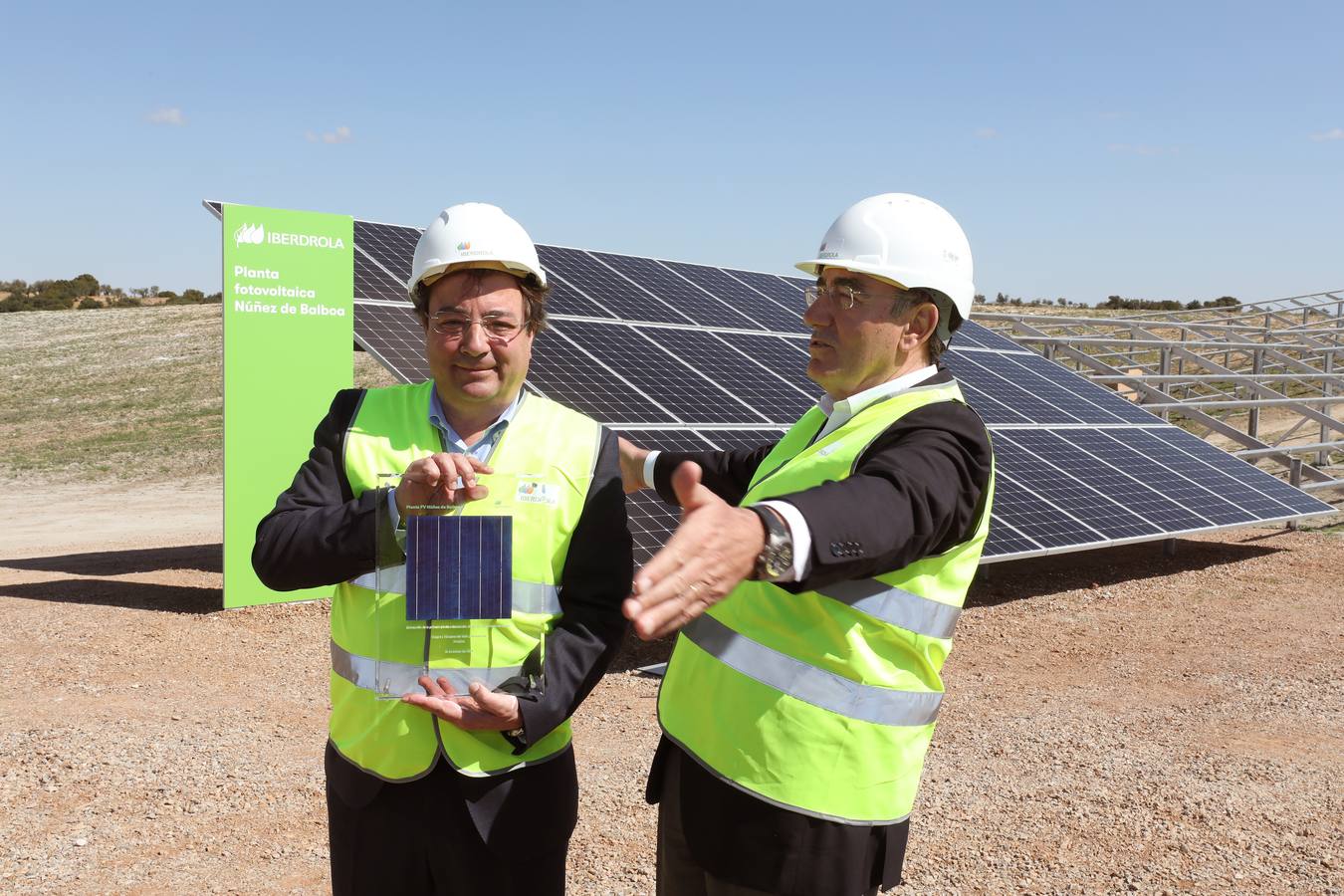 El presidente de Iberdrola, Ignacio Galán, junto a trabajadores de la fotovoltaica y Fernández Vara, inauguraron la planta Núñez de Balboa en la localidad de Hinojosa del Valle.
