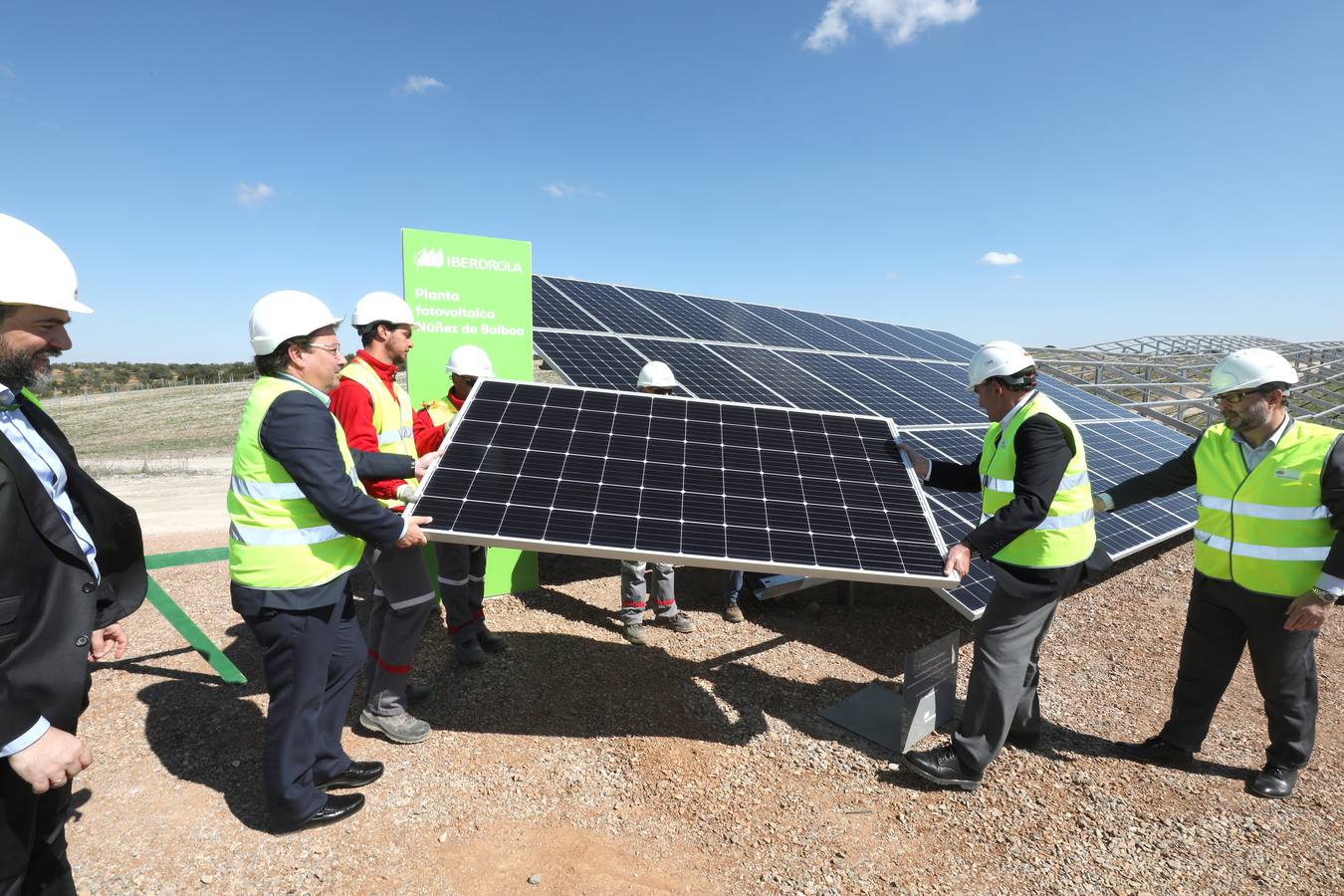 El presidente de Iberdrola, Ignacio Galán, junto a trabajadores de la fotovoltaica y Fernández Vara, inauguraron la planta Núñez de Balboa en la localidad de Hinojosa del Valle.
