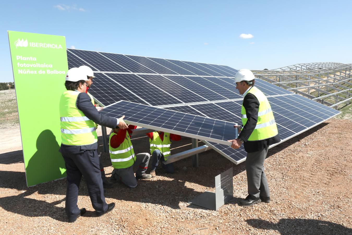 El presidente de Iberdrola, Ignacio Galán, junto a trabajadores de la fotovoltaica y Fernández Vara, inauguraron la planta Núñez de Balboa en la localidad de Hinojosa del Valle.