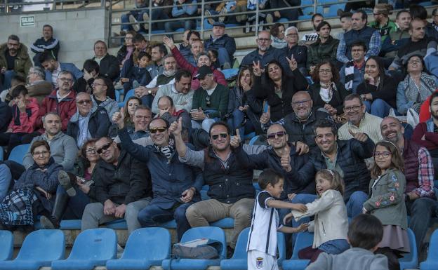 Aficionados del Badajoz en el Nuevo Vivero durante el partido ante el Granada B. 