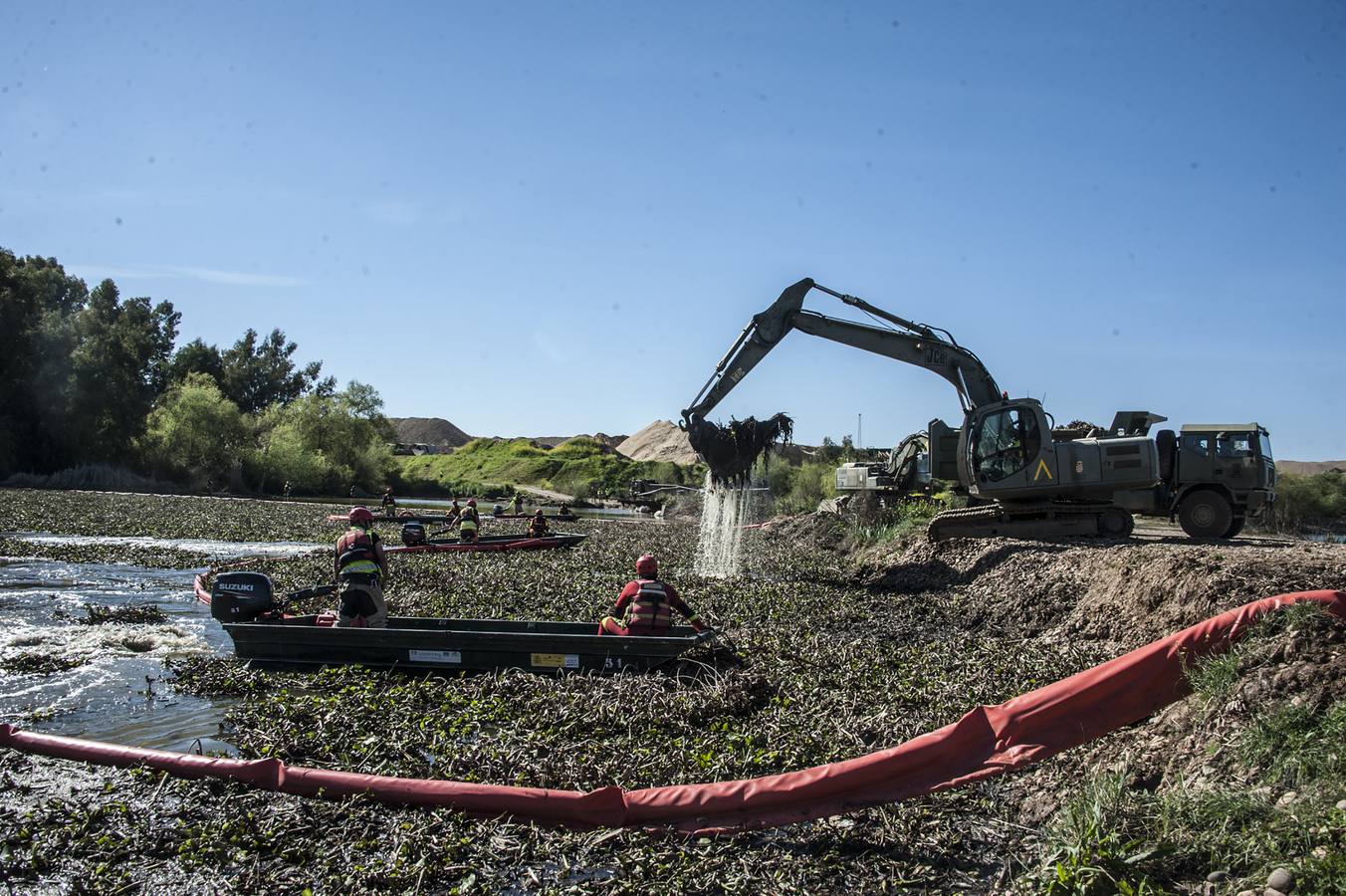 La ministra de Defensa, Margarita Robles, ha quedado impresionada del trabajo que han realizado los miembros de la Unidad Militar de Emergencias