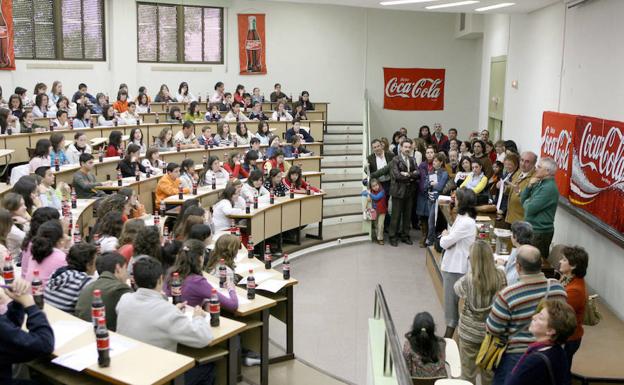 La Fundación Coca-Cola vuelve a retar a cientos de jóvenes extremeños en el Concurso de Relato Corto
