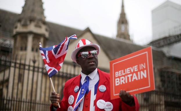 Un solitario activista partidario del 'brexit' se manifiesta frente al Parlamento británico.