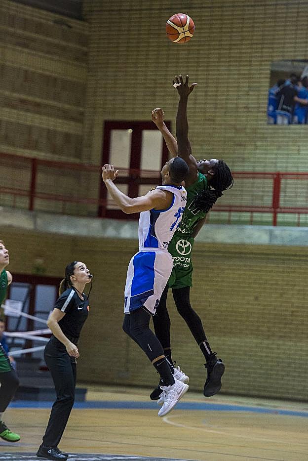 Angelo Chol trata de capturar una pelota en el aire. :: opta