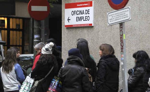 Desempleados haciendo cola a las puertas de una oficina pública de empleo.