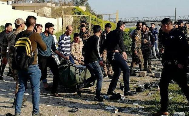 Varios soldados inspeccional el lugar donde una barca volvó por exceso de pasajeros en el río Tigris, en Mosul. 