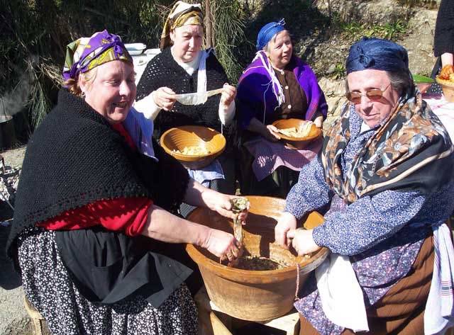 Imagen de archivo de mujeres hurdanas en una matanza del cerdo:: HOY