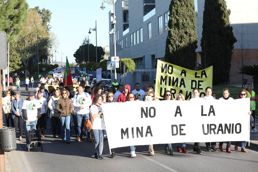 Fotos: Más de 1.200 personas se concentran en Mérida contra la mina de uranio en la región