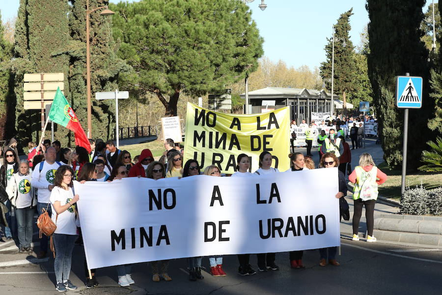 Fotos: Más de 1.200 personas se concentran en Mérida contra la mina de uranio en la región