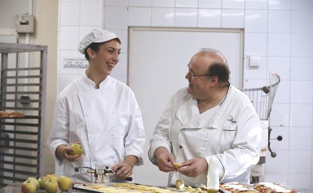 Una de las beneficiarias del programa en pleno trabajo.