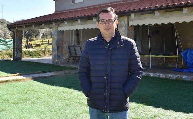 Juan Ángel Bermejo, en su vivienda de la sierra.