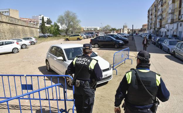 Dos polícias vallaron los accesos ayer al mediodía. 