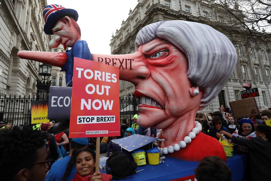 Un millón de británicos, según los organizadores, procedentes de las islas escocesas, de Bristol, Mánchester o Leeds se han manifestado por el centro de Londres para exigir que se celebre un segundo referéndum sobre el 'Brexit'.