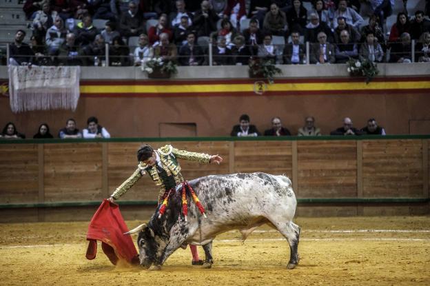 Tomás Campos, con el encastado sexto. :: justo Rodríguez