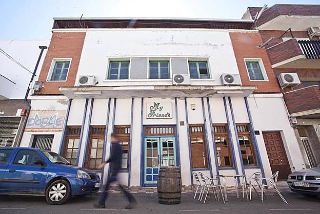 Fachada del antiguo cine Carmona de Madrigalejo, donde Almodóvar veía tanto wésterns como cine de autor. 