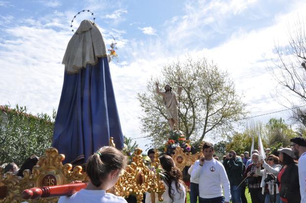 Momento de la procesión del Encuentro en Las Cruces. :: e. d.