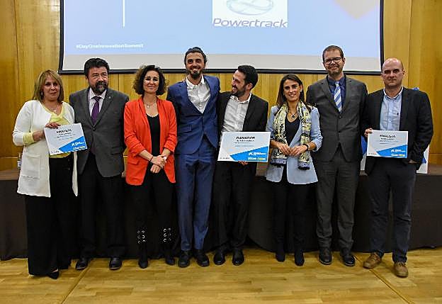 El jurado y los ganadores de los premios EmprendedorXXI posan ayer en Badajoz. :: Casimiro Moreno