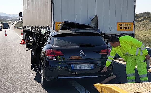 El turismo ha colisionado con el remolque del camión