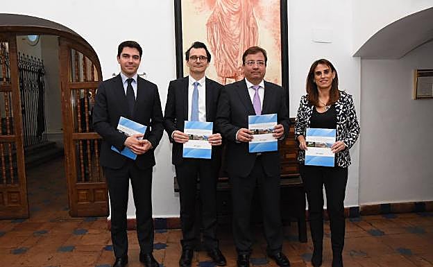 Diego Vizcaíno, Enric Fernández, Guillermo Fernández Vara e Isabel Moreno, de Caixabank. 
