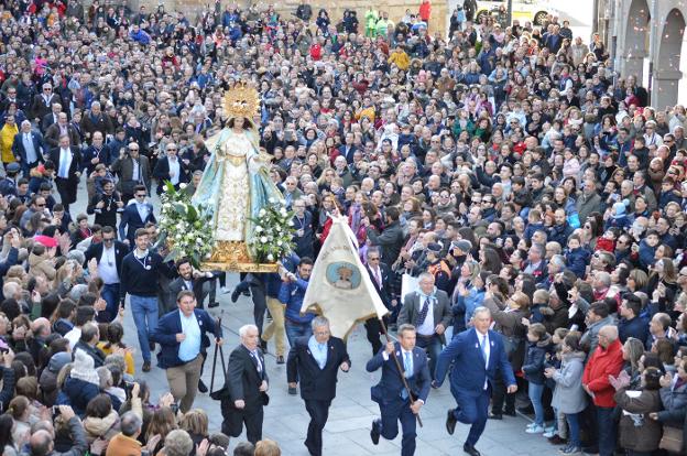 Procesión de La Carrerita, el año pasado en la plaza de España. :: F.H.