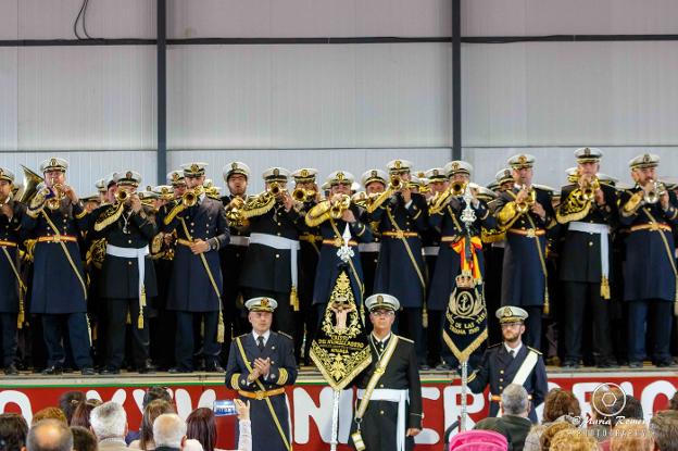 La caseta municipal se llenó de público para asistir al concierto. b.