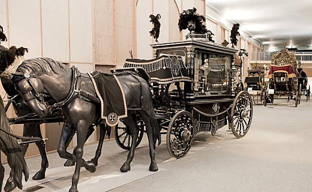 La Estufa, llamada así porque el finado iba bien 'calentito' protegido por una urna de cristal. 
