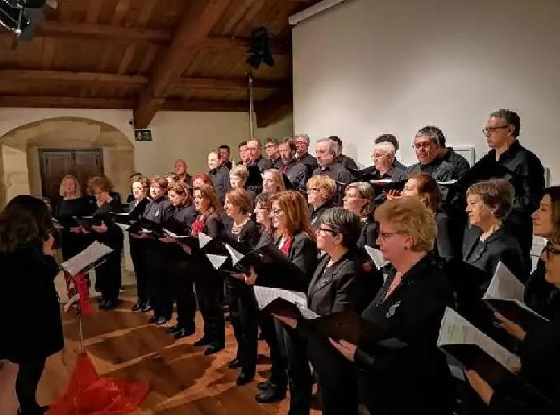 El coro cacereño Francisco de Sande actúa junto al gaitero Carlos Núñez. 