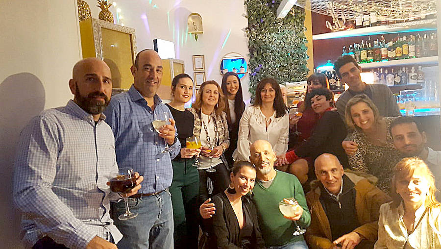 Ángel Mendoza (en el centro), junto a sus compañeros de la farmacia María San Pedro Ledesma. 