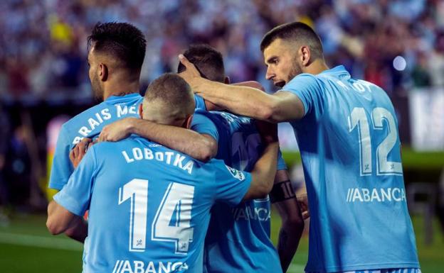 Los jugadores del Celta celebran junto a Iago Aspas el gol de la victoria.