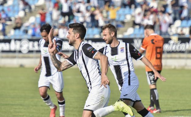 Éder Díez celebra su gol que dio una nueva victoria al Badajoz ante el líder Cartagena. 