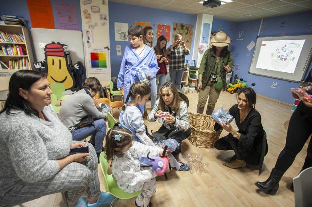 Imagen de los niños recogiendo los regalos del CEPA. :: jorge rey