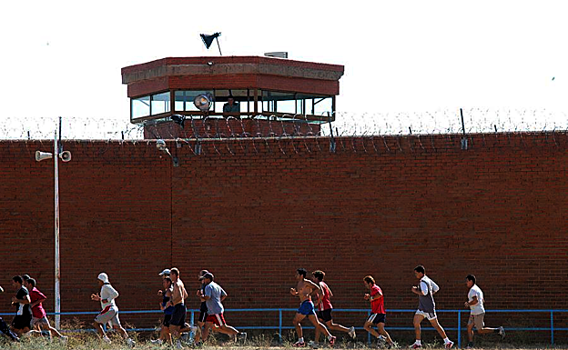 Un funcionario de prisiones resulta herido tras mediar en una pelea en la cárcel de Cáceres