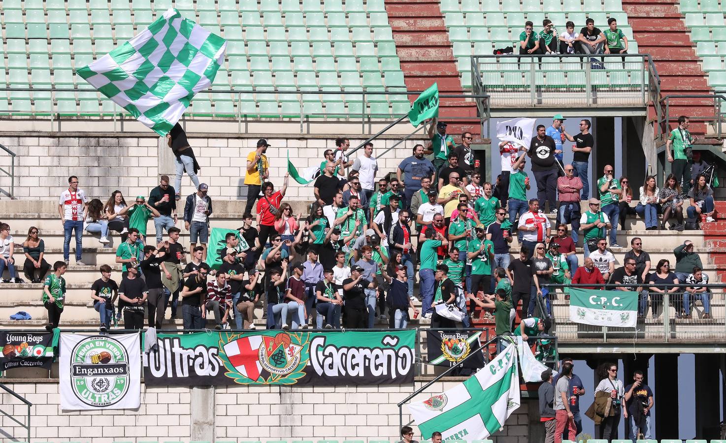 El Mérida vislumbra el campeonato tras vencer en el duelo directo a un Cacereño que llegó sin fuerzas al tramo final del partido.