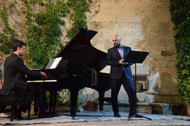 José Luis Porras, al piano, en una de las veladas musicales. :: HOY