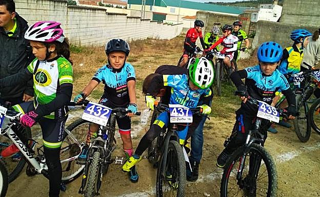 Alumnos de la escuela ciclista comarcal «Puerto Lobo-Tentudia» 