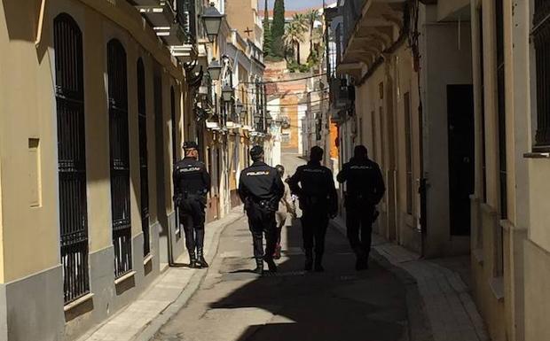 La policía patrullando el Casco Antiguo.:: HOY