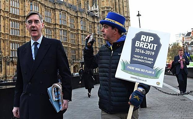 El activista anti 'brexit' Steve Bray (dcha) increpa al diputado conservador Jacob Rees-Mogg.